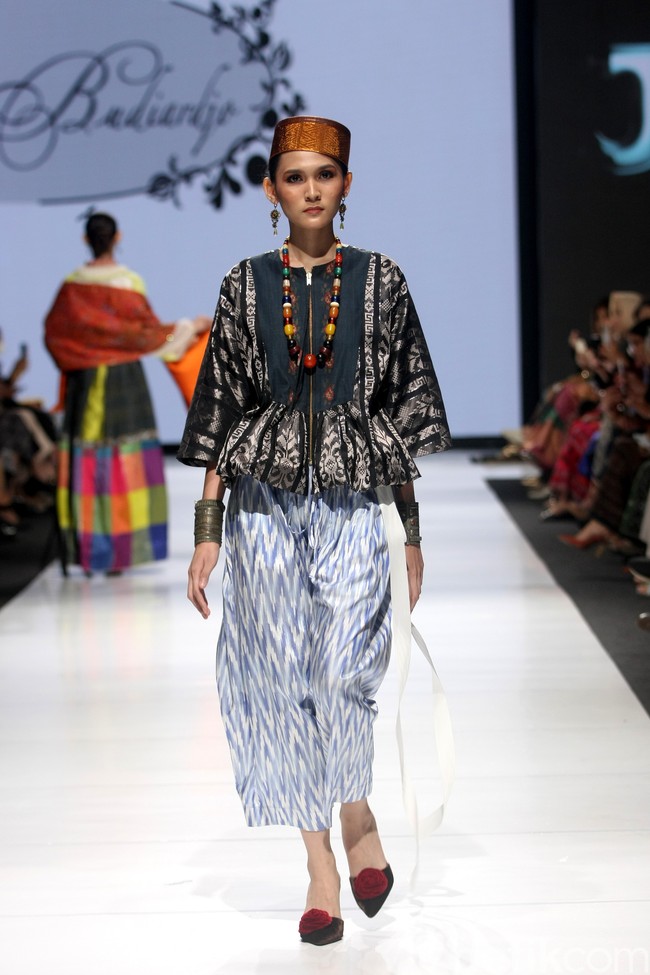 Didi Budiardjo merilis koleksi busana tenun Bugis dalam fashion show berkonsep Pasompe yang artinya Perantau. Didi menggunakan tehnik sobby dan sutera untuk koleksinya terbarunya di JF3 Fashion Festival 2022, La Piazza, Kelapa Gading. Foto: Mohammad Abduh/ Wolipop