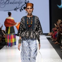 Didi Budiardjo merilis koleksi busana tenun Bugis dalam fashion show berkonsep Pasompe yang artinya Perantau. Didi menggunakan tehnik sobby dan sutera untuk koleksinya terbarunya di JF3 Fashion Festival 2022, La Piazza, Kelapa Gading. Foto: Mohammad Abduh/ Wolipop