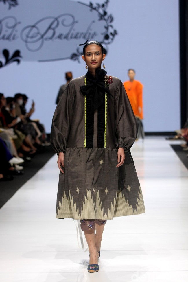 Didi Budiardjo merilis koleksi busana tenun Bugis dalam fashion show berkonsep Pasompe yang artinya Perantau. Didi menggunakan tehnik sobby dan sutera untuk koleksinya terbarunya di JF3 Fashion Festival 2022, La Piazza, Kelapa Gading.Foto: Mohammad Abduh/ Wolipop