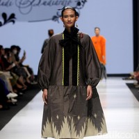 Didi Budiardjo merilis koleksi busana tenun Bugis dalam fashion show berkonsep Pasompe yang artinya Perantau. Didi menggunakan tehnik sobby dan sutera untuk koleksinya terbarunya di JF3 Fashion Festival 2022, La Piazza, Kelapa Gading.Foto: Mohammad Abduh/ Wolipop