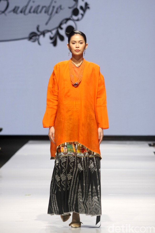 Didi Budiardjo merilis koleksi busana tenun Bugis dalam fashion show berkonsep Pasompe yang artinya Perantau. Didi menggunakan tehnik sobby dan sutera untuk koleksinya terbarunya di JF3 Fashion Festival 2022, La Piazza, Kelapa Gading. Foto: Mohammad Abduh/ Wolipop