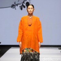 Didi Budiardjo merilis koleksi busana tenun Bugis dalam fashion show berkonsep Pasompe yang artinya Perantau. Didi menggunakan tehnik sobby dan sutera untuk koleksinya terbarunya di JF3 Fashion Festival 2022, La Piazza, Kelapa Gading. Foto: Mohammad Abduh/ Wolipop