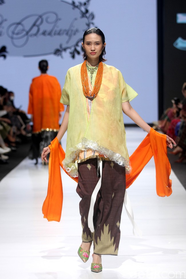 Didi Budiardjo merilis koleksi busana tenun Bugis dalam fashion show berkonsep Pasompe yang artinya Perantau. Didi menggunakan tehnik sobby dan sutera untuk koleksinya terbarunya di JF3 Fashion Festival 2022, La Piazza, Kelapa Gading. Foto: Mohammad Abduh/ Wolipop