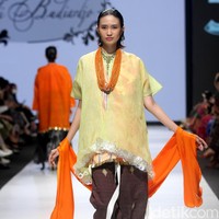Didi Budiardjo merilis koleksi busana tenun Bugis dalam fashion show berkonsep Pasompe yang artinya Perantau. Didi menggunakan tehnik sobby dan sutera untuk koleksinya terbarunya di JF3 Fashion Festival 2022, La Piazza, Kelapa Gading. Foto: Mohammad Abduh/ Wolipop