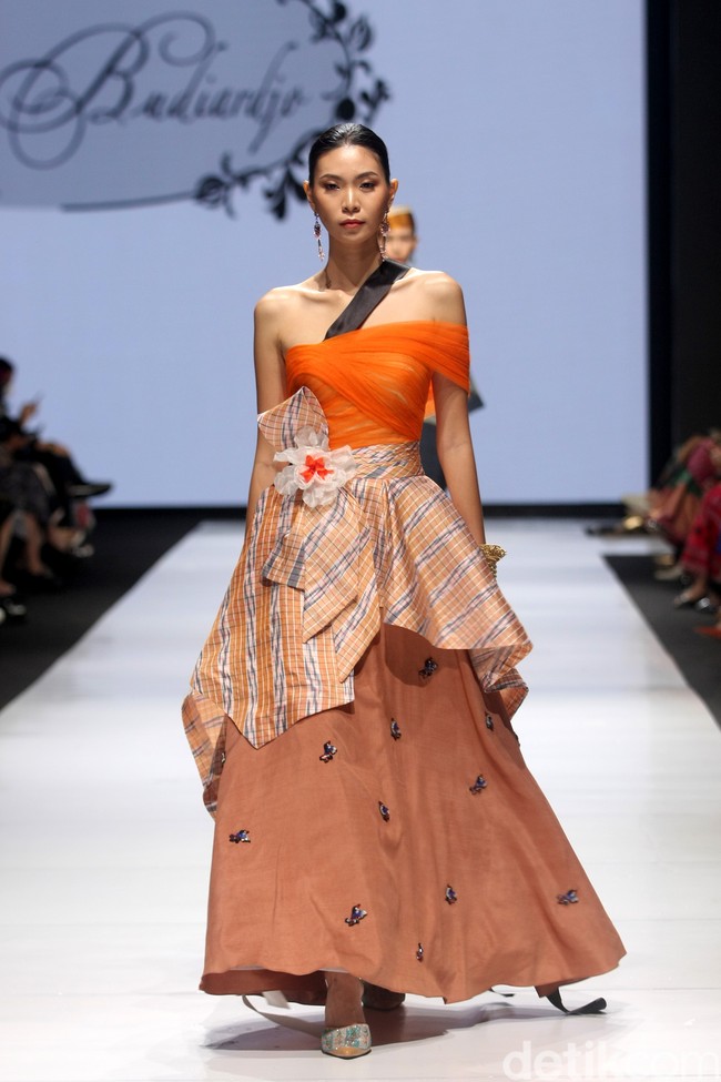 Didi Budiardjo merilis koleksi busana tenun Bugis dalam fashion show berkonsep Pasompe yang artinya Perantau. Didi menggunakan tehnik sobby dan sutera untuk koleksinya terbarunya di JF3 Fashion Festival 2022, La Piazza, Kelapa Gading. Foto: Mohammad Abduh/ Wolipop