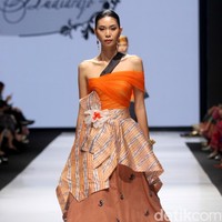 Didi Budiardjo merilis koleksi busana tenun Bugis dalam fashion show berkonsep Pasompe yang artinya Perantau. Didi menggunakan tehnik sobby dan sutera untuk koleksinya terbarunya di JF3 Fashion Festival 2022, La Piazza, Kelapa Gading. Foto: Mohammad Abduh/ Wolipop