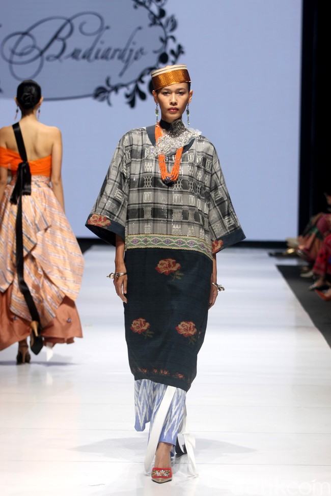 Didi Budiardjo merilis koleksi busana tenun Bugis dalam fashion show berkonsep Pasompe yang artinya Perantau. Didi menggunakan tehnik sobby dan sutera untuk koleksinya terbarunya di JF3 Fashion Festival 2022, La Piazza, Kelapa Gading. Foto: Mohammad Abduh/ Wolipop