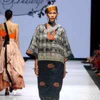 Didi Budiardjo merilis koleksi busana tenun Bugis dalam fashion show berkonsep Pasompe yang artinya Perantau. Didi menggunakan tehnik sobby dan sutera untuk koleksinya terbarunya di JF3 Fashion Festival 2022, La Piazza, Kelapa Gading. Foto: Mohammad Abduh/ Wolipop