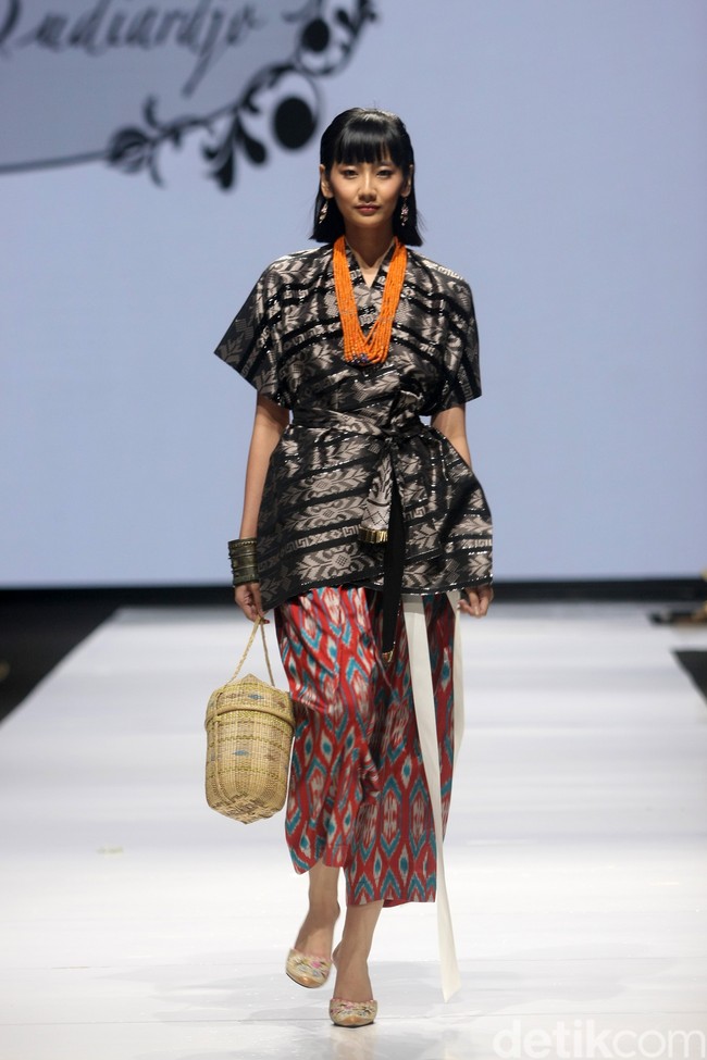 Didi Budiardjo merilis koleksi busana tenun Bugis dalam fashion show berkonsep Pasompe yang artinya Perantau. Didi menggunakan tehnik sobby dan sutera untuk koleksinya terbarunya di JF3 Fashion Festival 2022, La Piazza, Kelapa Gading. Foto: Mohammad Abduh/ Wolipop
