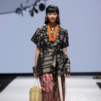 Didi Budiardjo merilis koleksi busana tenun Bugis dalam fashion show berkonsep Pasompe yang artinya Perantau. Didi menggunakan tehnik sobby dan sutera untuk koleksinya terbarunya di JF3 Fashion Festival 2022, La Piazza, Kelapa Gading. Foto: Mohammad Abduh/ Wolipop