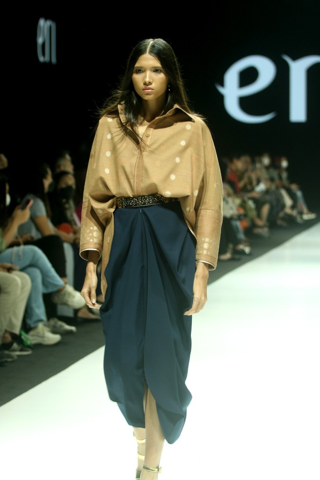 Fashion show koleksi terbaru Eridani bertema Sri Daya di JF3 Fashion Festival 2022, La Piazza, Kelapa Gading. Eridani menggunakan Tenun Songket Palembang untuk koleksi busananya ini. Foto: Mohammad Abduh/Wolipop.