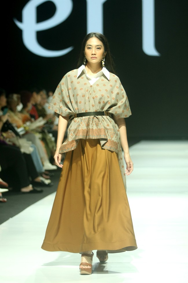 Fashion show koleksi terbaru Eridani bertema Sri Daya di JF3 Fashion Festival 2022, La Piazza, Kelapa Gading. Eridani menggunakan Tenun Songket Palembang untuk koleksi busananya ini. Foto: Mohammad Abduh/Wolipop.