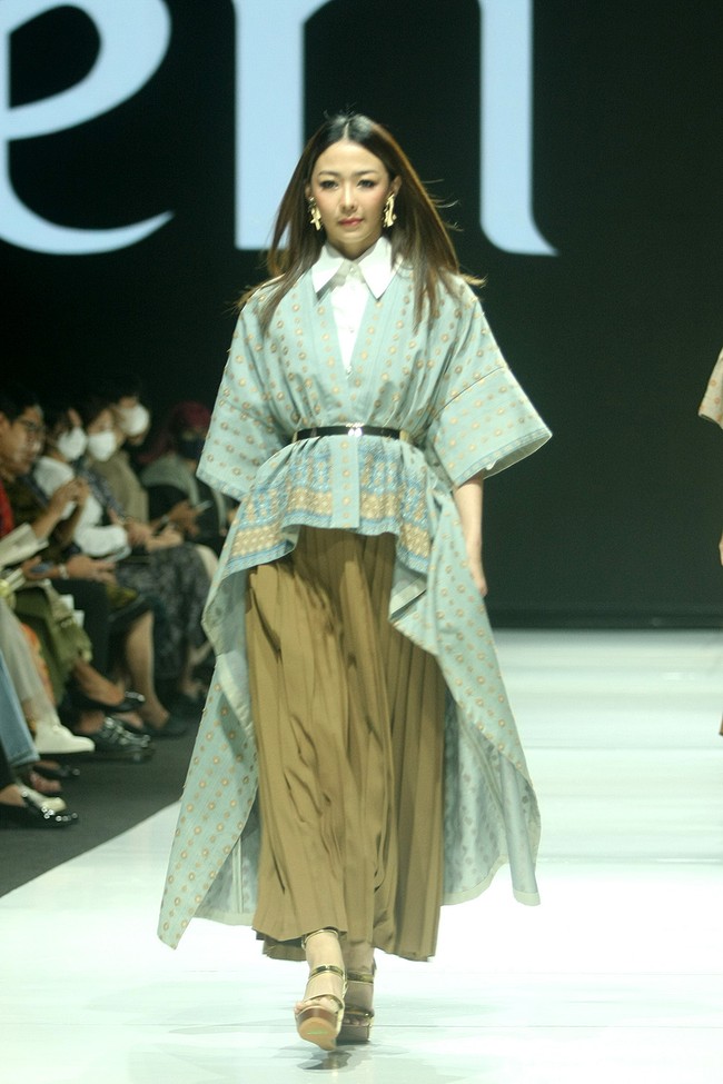 Fashion show koleksi terbaru Eridani bertema Sri Daya di JF3 Fashion Festival 2022, La Piazza, Kelapa Gading. Eridani menggunakan Tenun Songket Palembang untuk koleksi busananya ini. Foto: Mohammad Abduh/Wolipop.