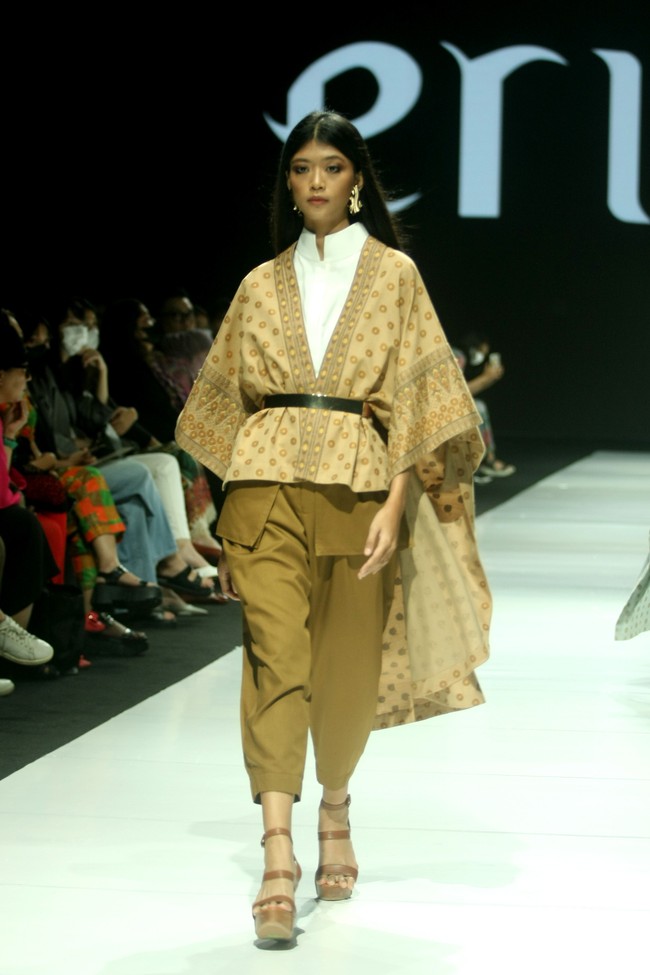 Fashion show koleksi terbaru Eridani bertema Sri Daya di JF3 Fashion Festival 2022, La Piazza, Kelapa Gading. Eridani menggunakan Tenun Songket Palembang untuk koleksi busananya ini. Foto: Mohammad Abduh/Wolipop.