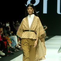 Fashion show koleksi terbaru Eridani bertema Sri Daya di JF3 Fashion Festival 2022, La Piazza, Kelapa Gading. Eridani menggunakan Tenun Songket Palembang untuk koleksi busananya ini. Foto: Mohammad Abduh/Wolipop.