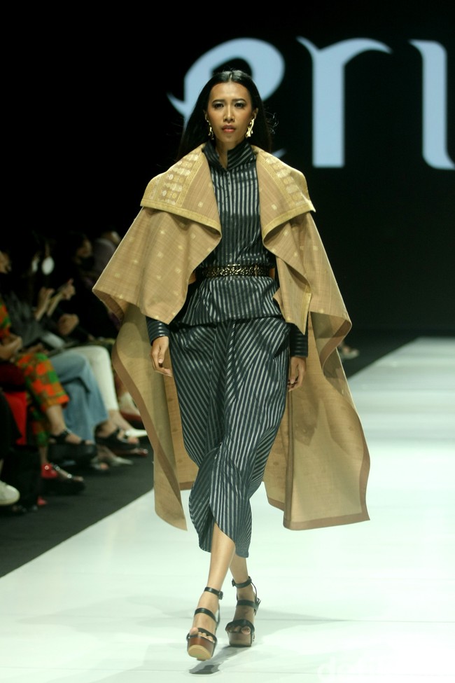 Fashion show koleksi terbaru Eridani bertema Sri Daya di JF3 Fashion Festival 2022, La Piazza, Kelapa Gading. Eridani menggunakan Tenun Songket Palembang untuk koleksi busananya ini. Foto: Mohammad Abduh/Wolipop.