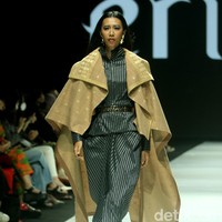 Fashion show koleksi terbaru Eridani bertema Sri Daya di JF3 Fashion Festival 2022, La Piazza, Kelapa Gading. Eridani menggunakan Tenun Songket Palembang untuk koleksi busananya ini. Foto: Mohammad Abduh/Wolipop.