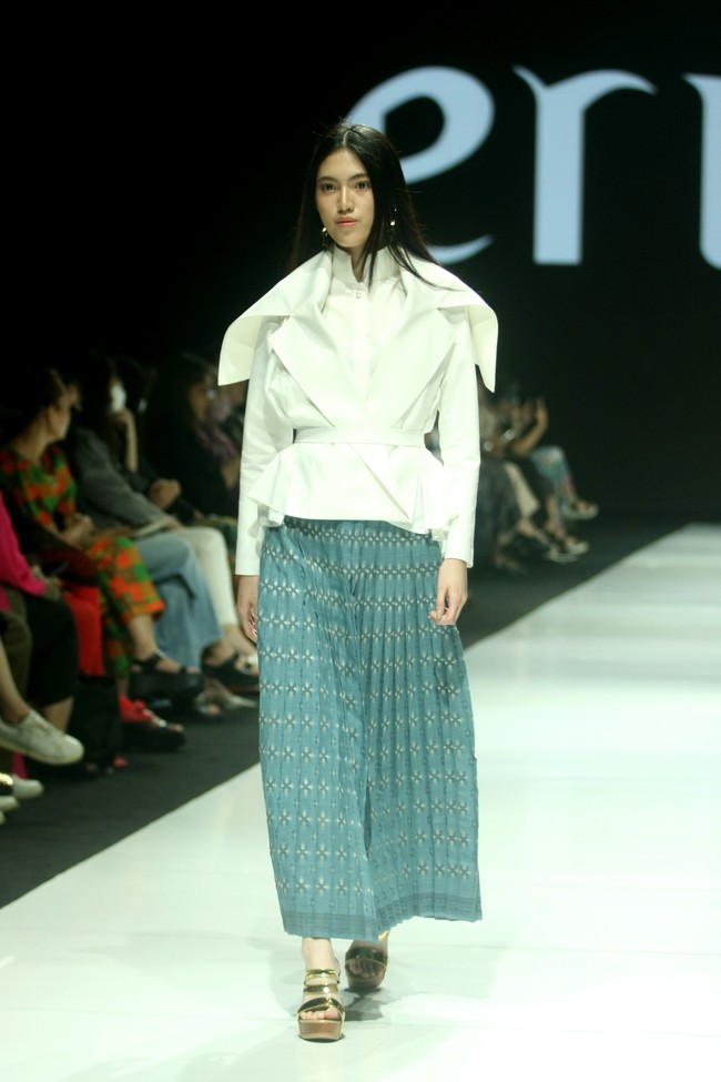 Fashion show koleksi terbaru Eridani bertema Sri Daya di JF3 Fashion Festival 2022, La Piazza, Kelapa Gading. Eridani menggunakan Tenun Songket Palembang untuk koleksi busananya ini. Foto: Mohammad Abduh/Wolipop.
