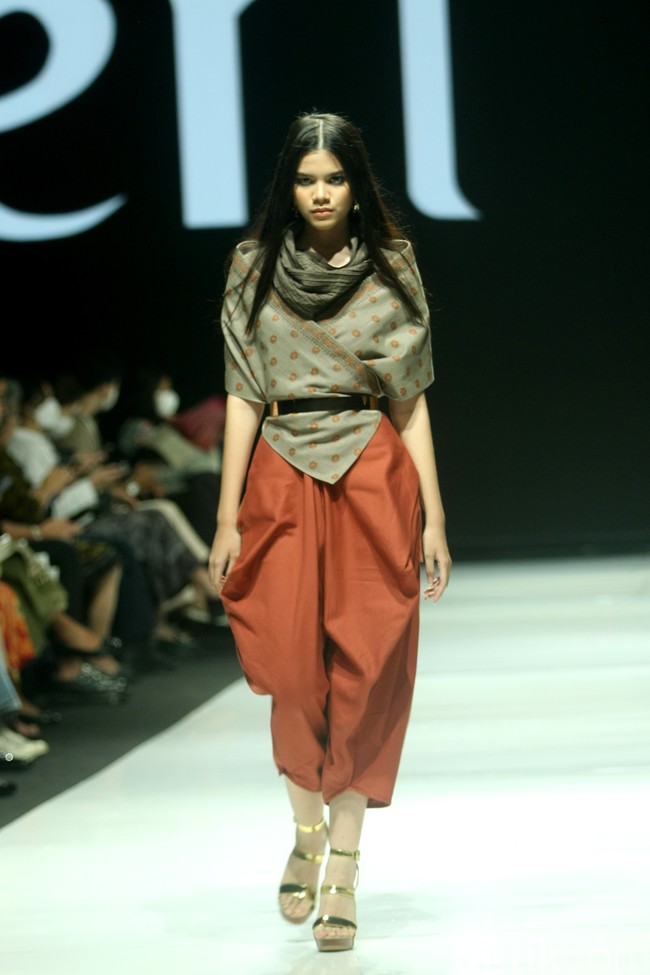 Fashion show koleksi terbaru Eridani bertema Sri Daya di JF3 Fashion Festival 2022, La Piazza, Kelapa Gading. Eridani menggunakan Tenun Songket Palembang untuk koleksi busananya ini. Foto: Mohammad Abduh/Wolipop.