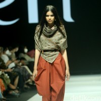 Fashion show koleksi terbaru Eridani bertema Sri Daya di JF3 Fashion Festival 2022, La Piazza, Kelapa Gading. Eridani menggunakan Tenun Songket Palembang untuk koleksi busananya ini. Foto: Mohammad Abduh/Wolipop.