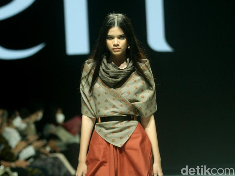 7 Koleksi Busana Songket Palembang Karya Eridani di JF3 Fashion Festival