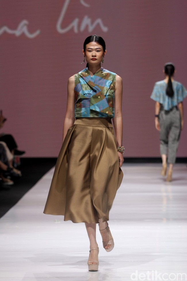 Di tangan Lilianan Lim, kain tenun Sambas menjelma dalam rentetan cocktail dress yang elegan. Reinterpreted, demikian ia menamai koleksi yang dipamerkan di JF3 Fashion Festival 2022, La Piazza, Kelapa Gading. Foto: Dok. Mohammad Abduh/Wolipop.