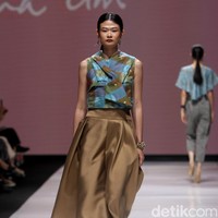 Di tangan Lilianan Lim, kain tenun Sambas menjelma dalam rentetan cocktail dress yang elegan. Reinterpreted, demikian ia menamai koleksi yang dipamerkan di JF3 Fashion Festival 2022, La Piazza, Kelapa Gading. Foto: Dok. Mohammad Abduh/Wolipop.