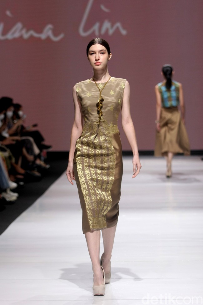 Di tangan Lilianan Lim, kain tenun Sambas menjelma dalam rentetan cocktail dress yang elegan. Reinterpreted, demikian ia menamai koleksi yang dipamerkan di JF3 Fashion Festival 2022, La Piazza, Kelapa Gading. Foto: Dok. Mohammad Abduh/Wolipop.