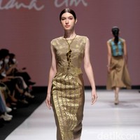 Di tangan Lilianan Lim, kain tenun Sambas menjelma dalam rentetan cocktail dress yang elegan. Reinterpreted, demikian ia menamai koleksi yang dipamerkan di JF3 Fashion Festival 2022, La Piazza, Kelapa Gading. Foto: Dok. Mohammad Abduh/Wolipop.