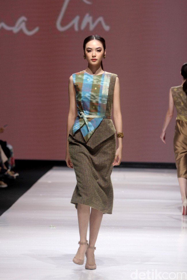 Di tangan Lilianan Lim, kain tenun Sambas menjelma dalam rentetan cocktail dress yang elegan. Reinterpreted, demikian ia menamai koleksi yang dipamerkan di JF3 Fashion Festival 2022, La Piazza, Kelapa Gading. Foto: Dok. Mohammad Abduh/Wolipop.