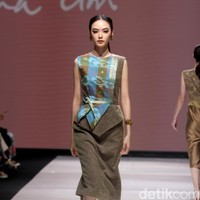 Di tangan Lilianan Lim, kain tenun Sambas menjelma dalam rentetan cocktail dress yang elegan. Reinterpreted, demikian ia menamai koleksi yang dipamerkan di JF3 Fashion Festival 2022, La Piazza, Kelapa Gading. Foto: Dok. Mohammad Abduh/Wolipop.