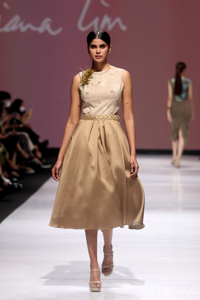 Di tangan Lilianan Lim, kain tenun Sambas menjelma dalam rentetan cocktail dress yang elegan. Reinterpreted, demikian ia menamai koleksi yang dipamerkan di JF3 Fashion Festival 2022, La Piazza, Kelapa Gading. Foto: Dok. Mohammad Abduh/Wolipop.