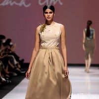 Di tangan Lilianan Lim, kain tenun Sambas menjelma dalam rentetan cocktail dress yang elegan. Reinterpreted, demikian ia menamai koleksi yang dipamerkan di JF3 Fashion Festival 2022, La Piazza, Kelapa Gading. Foto: Dok. Mohammad Abduh/Wolipop.