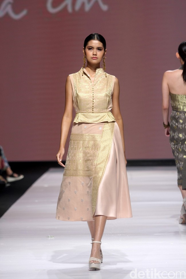 Di tangan Lilianan Lim, kain tenun Sambas menjelma dalam rentetan cocktail dress yang elegan. Reinterpreted, demikian ia menamai koleksi yang dipamerkan di JF3 Fashion Festival 2022, La Piazza, Kelapa Gading. Foto: Dok. Mohammad Abduh/Wolipop.