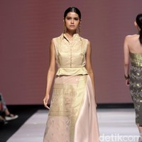 Di tangan Lilianan Lim, kain tenun Sambas menjelma dalam rentetan cocktail dress yang elegan. Reinterpreted, demikian ia menamai koleksi yang dipamerkan di JF3 Fashion Festival 2022, La Piazza, Kelapa Gading. Foto: Dok. Mohammad Abduh/Wolipop.