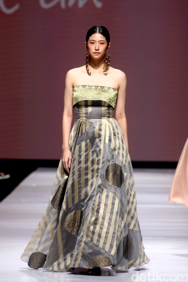 Di tangan Lilianan Lim, kain tenun Sambas menjelma dalam rentetan cocktail dress yang elegan. Reinterpreted, demikian ia menamai koleksi yang dipamerkan di JF3 Fashion Festival 2022, La Piazza, Kelapa Gading.