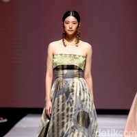 Di tangan Lilianan Lim, kain tenun Sambas menjelma dalam rentetan cocktail dress yang elegan. Reinterpreted, demikian ia menamai koleksi yang dipamerkan di JF3 Fashion Festival 2022, La Piazza, Kelapa Gading.
