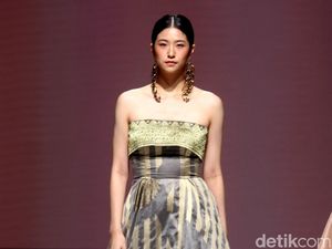 7 Koleksi Busana Tenun Sambas Karya Liliana Lim Yang di JF3 2022