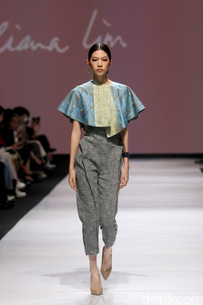 Di tangan Lilianan Lim, kain tenun Sambas menjelma dalam rentetan cocktail dress yang elegan. Reinterpreted, demikian ia menamai koleksi yang dipamerkan di JF3 Fashion Festival 2022, La Piazza, Kelapa Gading.Foto: Dok. Mohammad Abduh/Wolipop.