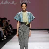 Di tangan Lilianan Lim, kain tenun Sambas menjelma dalam rentetan cocktail dress yang elegan. Reinterpreted, demikian ia menamai koleksi yang dipamerkan di JF3 Fashion Festival 2022, La Piazza, Kelapa Gading.Foto: Dok. Mohammad Abduh/Wolipop.