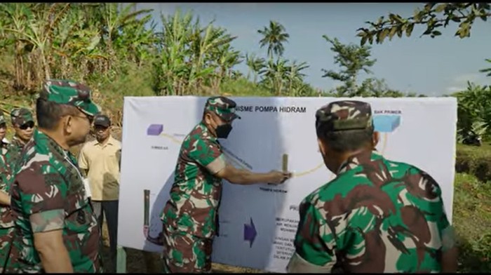 Kostrad dan TNI AD di Desa Mekarjaya, Kec. Ciemas, Kabupaten Sukabumi, Jawa Barat pada Jumat (12/8/2022) (Dok Youtube Kostrad)