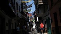Tirai dari kantong plastik bekas itu digunakan sebagai kanopi untuk melindungi pejalan kaki dari terik matahari yang panas, di Caceres, Spanyol.