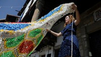 Lokakarya buatan tangan lansia ini merupakan bagian dari proyek Menenun Jalanan. Uniknya lagi, tirai buatan lansia tersebut dibuat menarik dengan motif berwarna-warni.