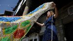 Kreatif, Lansia di Spanyol Sulap Kantong Plastik Jadi Kanopi