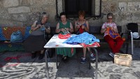 Sekelompok wanita berusia lanjut di Spanyol berkreasi dengan mendaur ulang kantong plastik menjadi tirai pelindung panas atau disebut kanopi, Jumat, (26/8/2022).