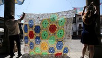 Karya-karyanya dipasang di atas jalanan sempit di Desa Valverde de la Vera.