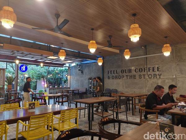 Jadi, di sini ada bangku indoor, semioutdoor, dan outdoor. Terdapat puluhan bangku yang bisa kamu pilih sesuai kenyamanan kamu. Jadi, di sini ada bangku indoor, semioutdoor, dan outdoor. Terdapat puluhan bangku yang bisa kamu pilih sesuai kenyamanan kamu.