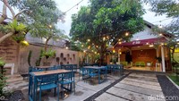 Pada saat malam Minggu ada live music juga lho.