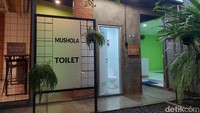 Selain memiliki banyak pilihan bangku, di sini juga ada musala dan toilet. Bagi kamu yang WFC juga ada wifi dan colokan untuk mengisi daya perangkatmu.