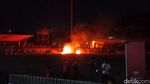 Potret Penonton Laga Persiraja vs PSMS Bakar Fasilitas Stadion